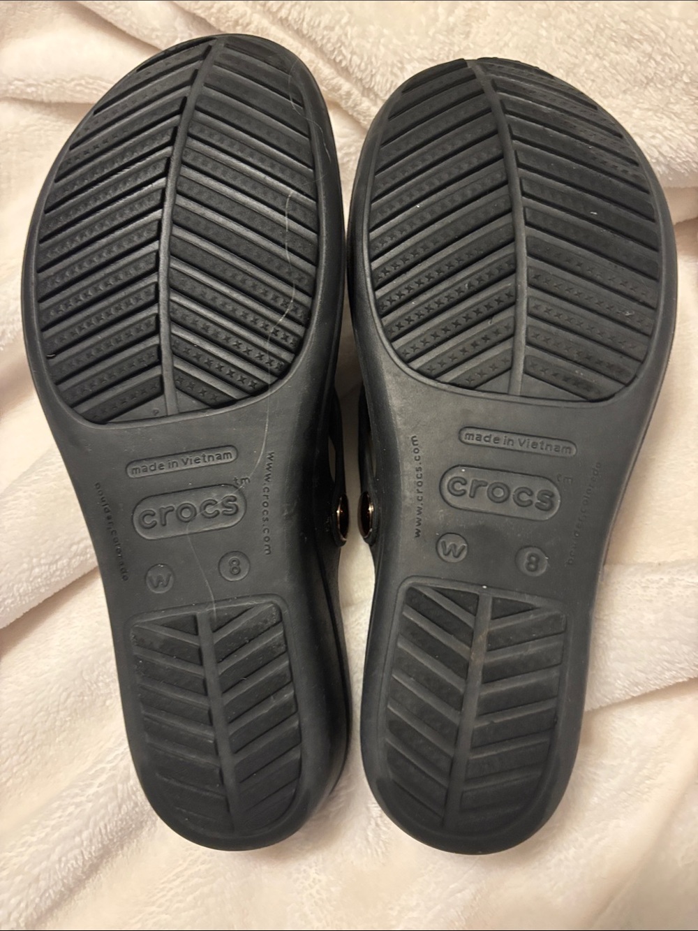 CROCS Sanrah Embellished Hammered Circle Wedge Flip Flop Sandals Black Gold 8 - Picture 8 of 13